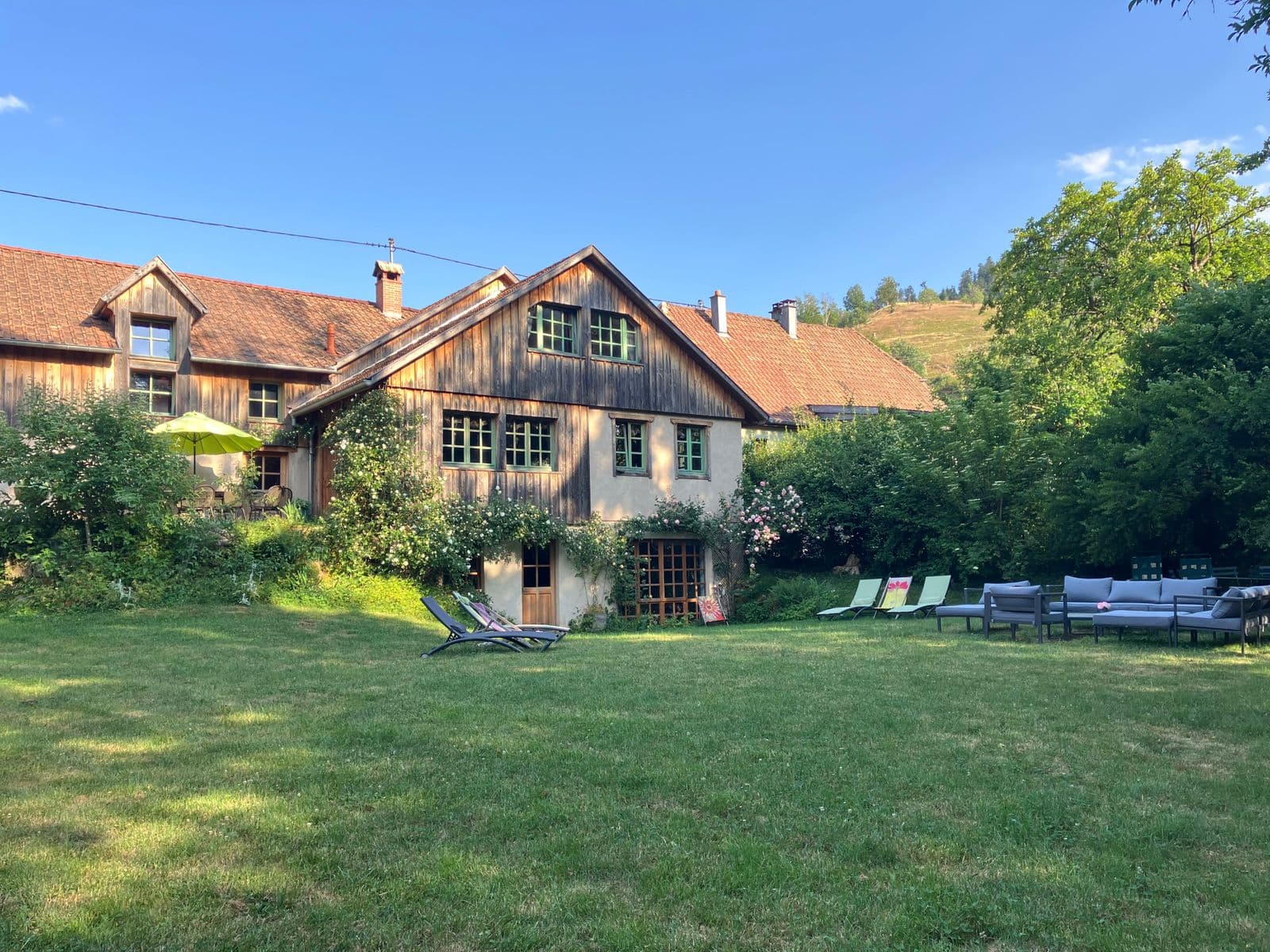 Jardin calme et verdoyant du gîte Au fil de l’eau