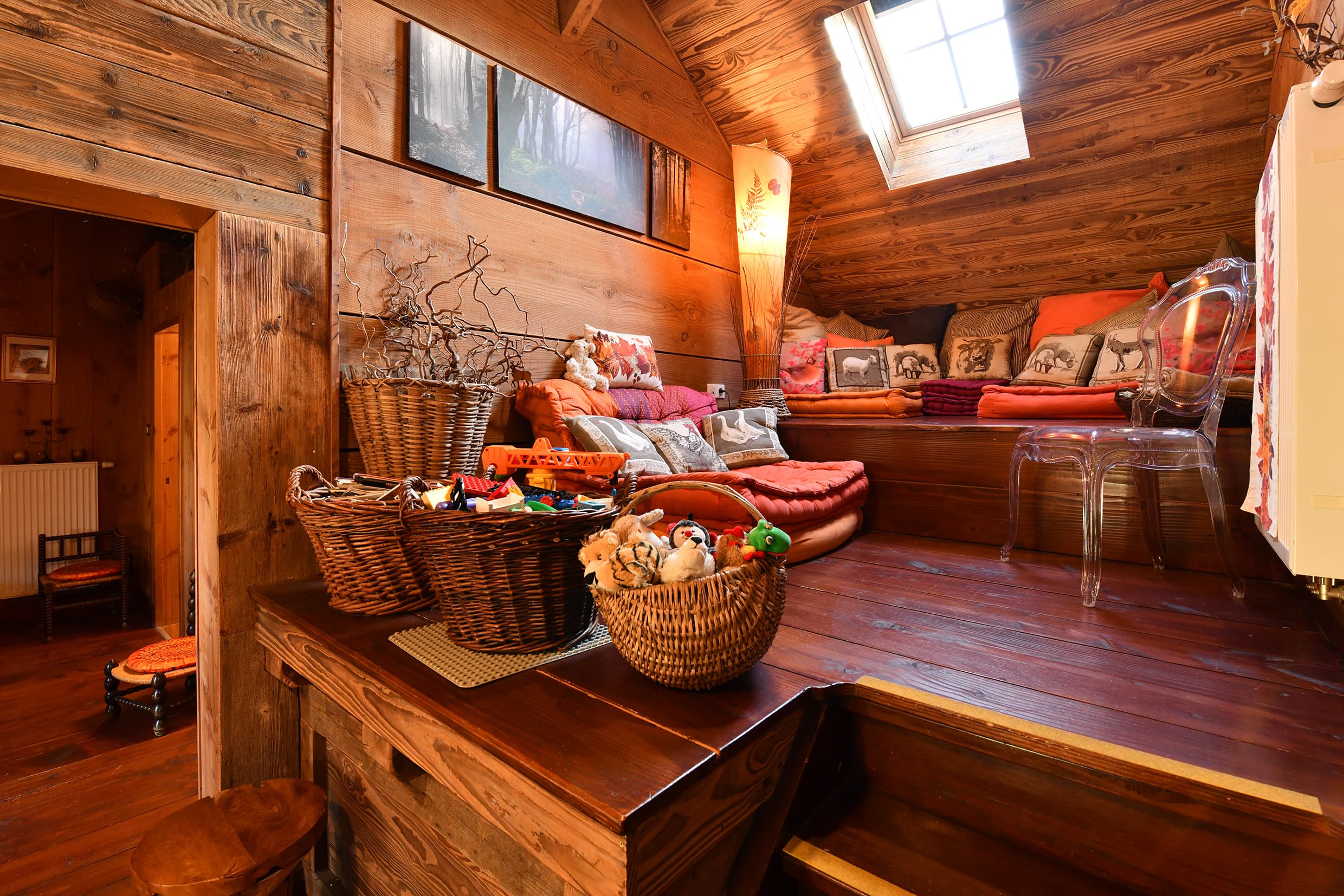 Mezzanine du gîte Au fil de l’eau avec livres et jeux