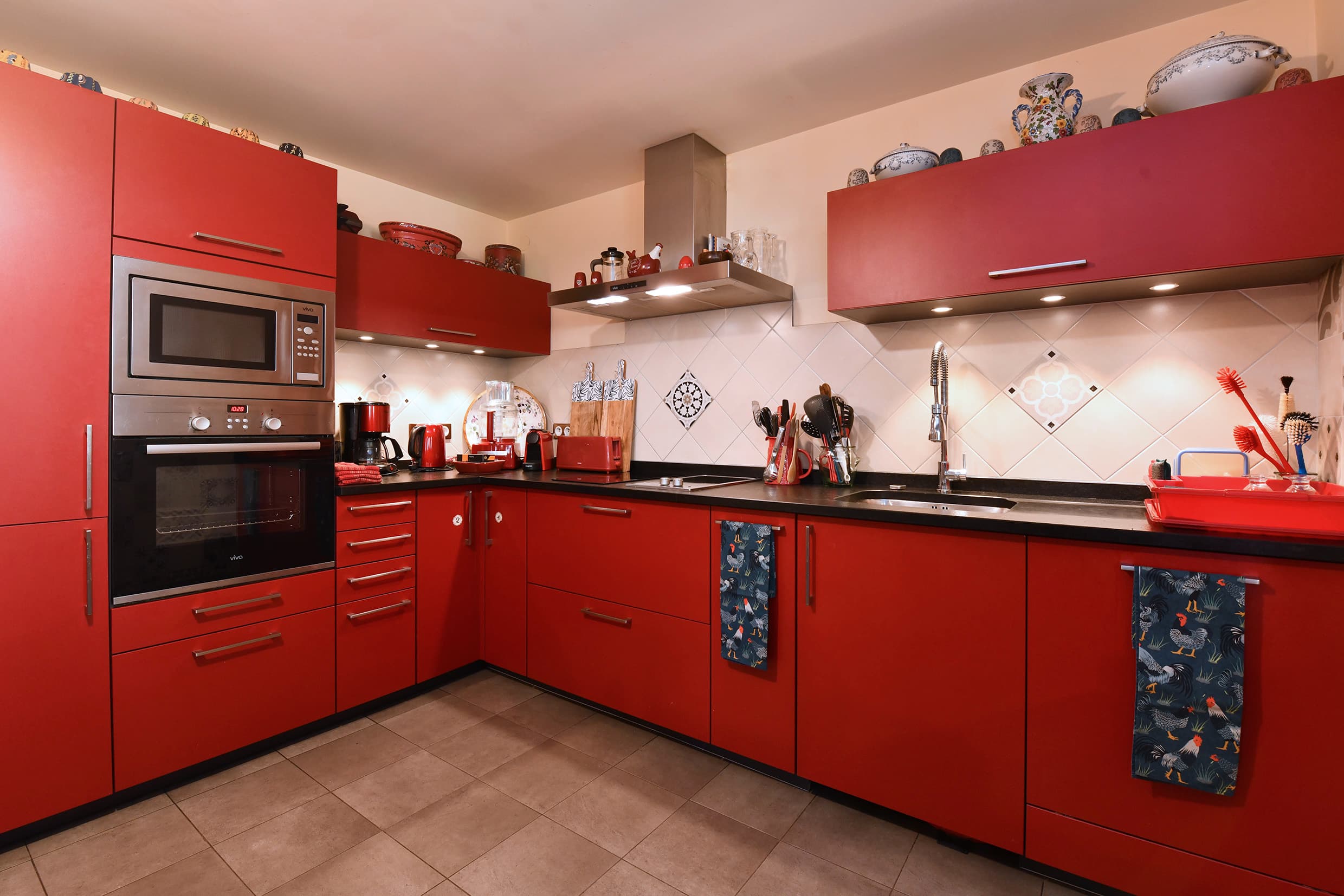 Cuisine équipée du gîte Au fil de l’eau ouverte sur le séjour